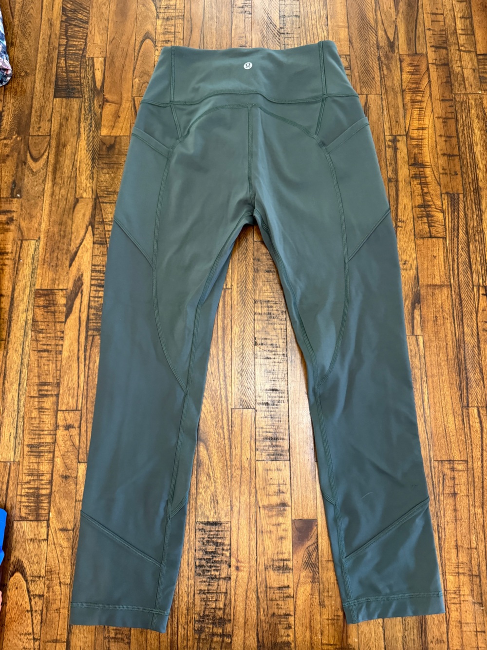 Lululemon Sage Green Leggings No Front Seam and Side Pockets Size 6 - Picture 2 of 5